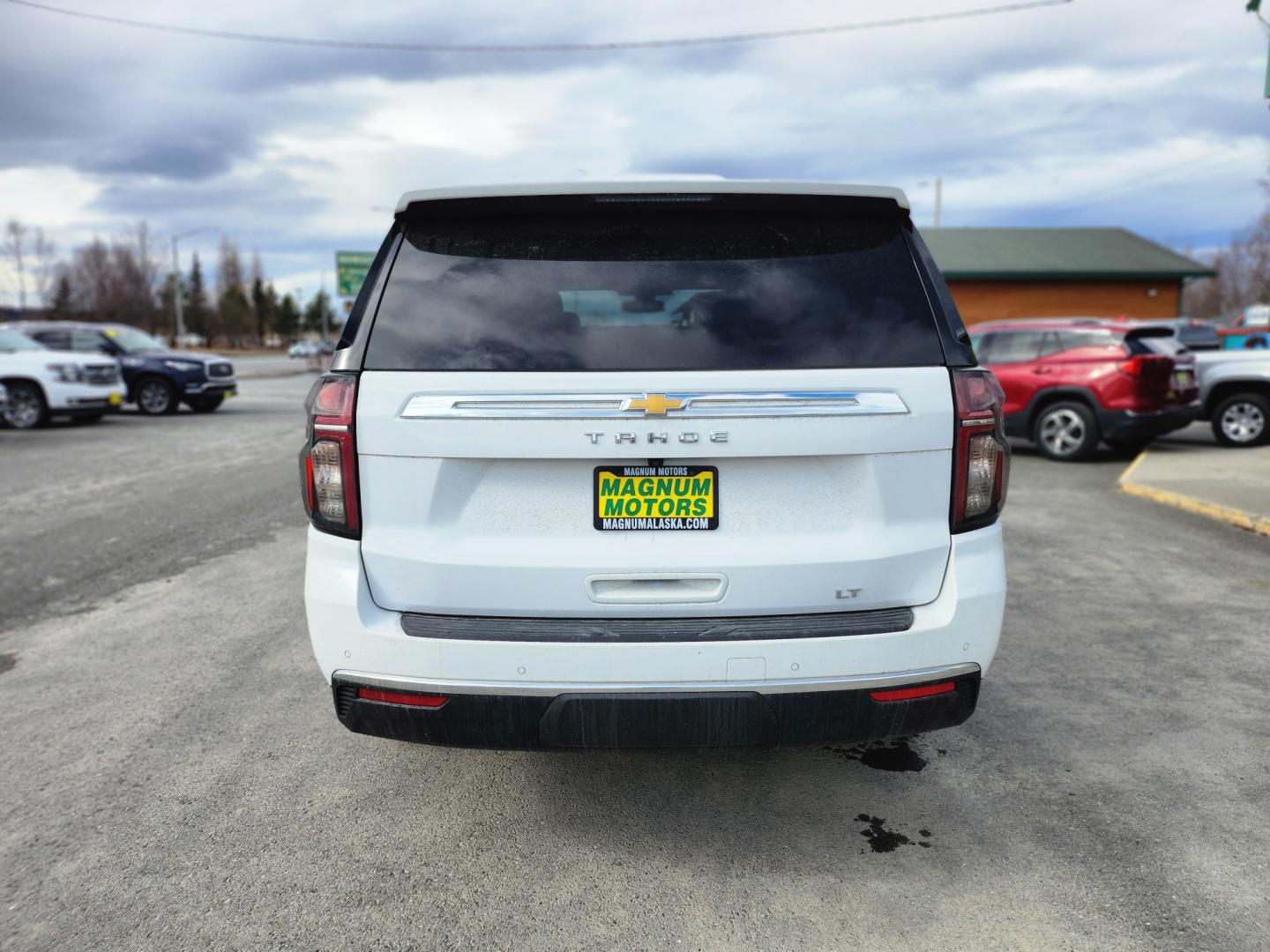 2021 WHITE /BLACK CHEVROLET TAHOE LT (1GNSKNKD5MR) with an 5.3L engine, Automatic transmission, located at 1960 Industrial Drive, Wasilla, 99654, (907) 274-2277, 61.573475, -149.400146 - Photo#4